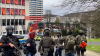 Großeinsatz für Polizei und Rettungskräfte - es soll mindestens vier Verletzte geben - Tatmotiv bislang unklar - " (...) er hat einen Schulkameraden gesagt, er solle zuhause bleiben heute (...) " - " (...) dann kam hinterher die Durchsage, dass wir uns verbarrikadieren sollen (...) " - " (...) also ich hab schon geweint, weil ich hatte richtig Panik (...) ": 