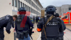 Großeinsatz für Polizei und Rettungskräfte - es soll mindestens vier Verletzte geben - Tatmotiv bislang unklar - " (...) er hat einen Schulkameraden gesagt, er solle zuhause bleiben heute (...) " - " (...) dann kam hinterher die Durchsage, dass wir uns verbarrikadieren sollen (...) " - " (...) also ich hab schon geweint, weil ich hatte richtig Panik (...) ": 