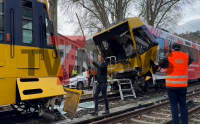 Schwerer Stadtbahnunfall - mehrere Personen verletzt - Großaufgebot an Rettungskräften - eine Person lebensgefährlich verletzt - Reanimation vor Ort eingeleitet: 