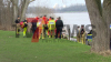 Tragischer Vorfall auf dem Rhein: Feuerwehrboot kentert während Bergungsaktion - eine Person verletzt und mit Krankenwagen ins Krankenhaus - keine Angaben zur leblosen Person : 