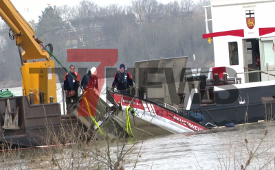 Tragischer Vorfall auf dem Rhein: Feuerwehrboot kentert während Bergungsaktion - eine Person verletzt und mit Krankenwagen ins Krankenhaus - keine Angaben zur leblosen Person : 