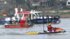 Tragischer Vorfall auf dem Rhein: Feuerwehrboot kentert während Bergungsaktion - eine Person verletzt und mit Krankenwagen ins Krankenhaus - keine Angaben zur leblosen Person : 