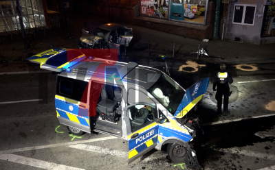 Drei Verletzte nach Verfolgungsjagd - zwei PKW sind nun ein Totalschaden - Fahrer flüchtete vor der Polizei und kollidierte mit Streifenwagen - Fahrer wurde festgenommen und dem Rettungsdienst zugeführt: 