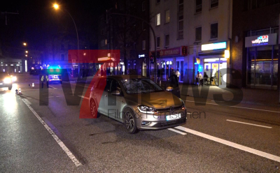 Fußgänger schwer verletzt - PKW Fahrer unter Schock - stark demolierter PKW: 